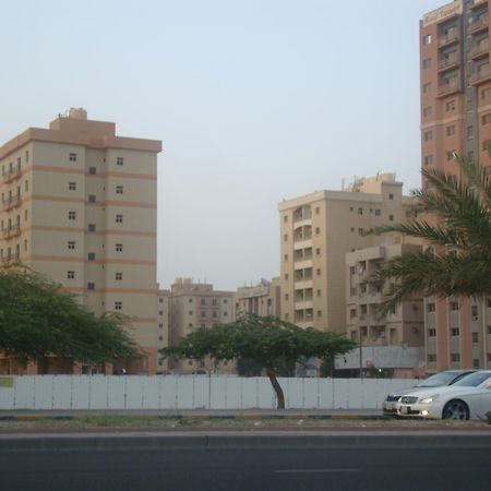 Red Tower Furnished Apartments Mahboula Bagian luar foto